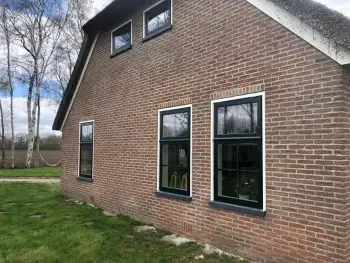 Nieuwe houten kozijnen voor de boerderij